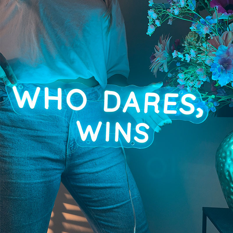 Insegna al neon Who Dares, Wins