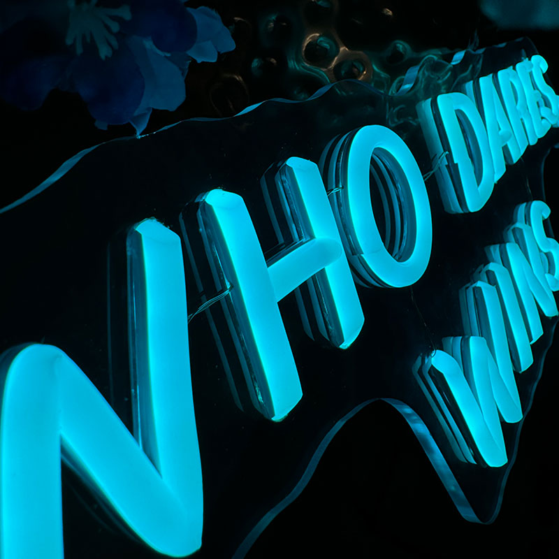 Insegna al neon Who Dares, Wins