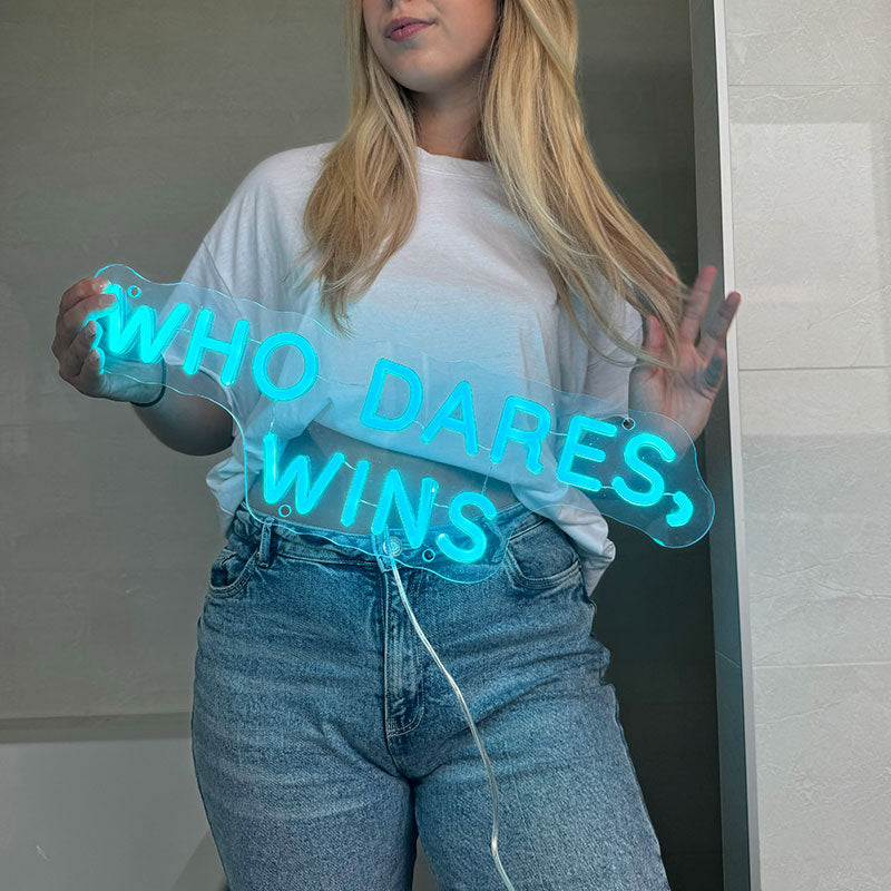 Insegna al neon Who Dares, Wins