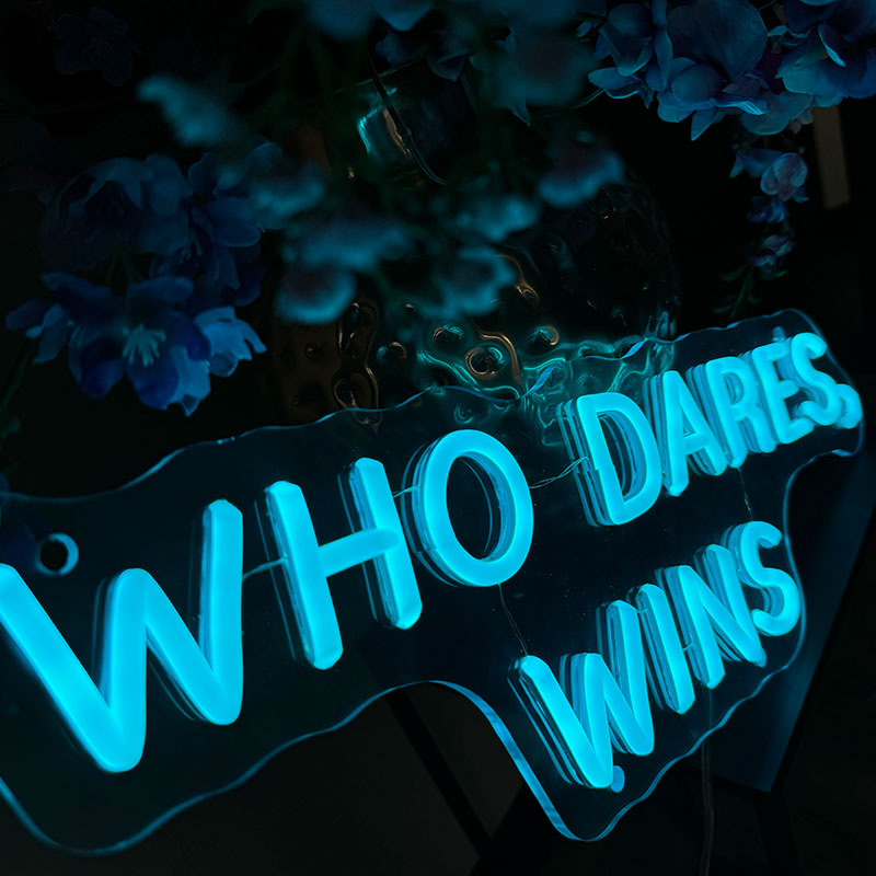 Insegna al neon Who Dares, Wins
