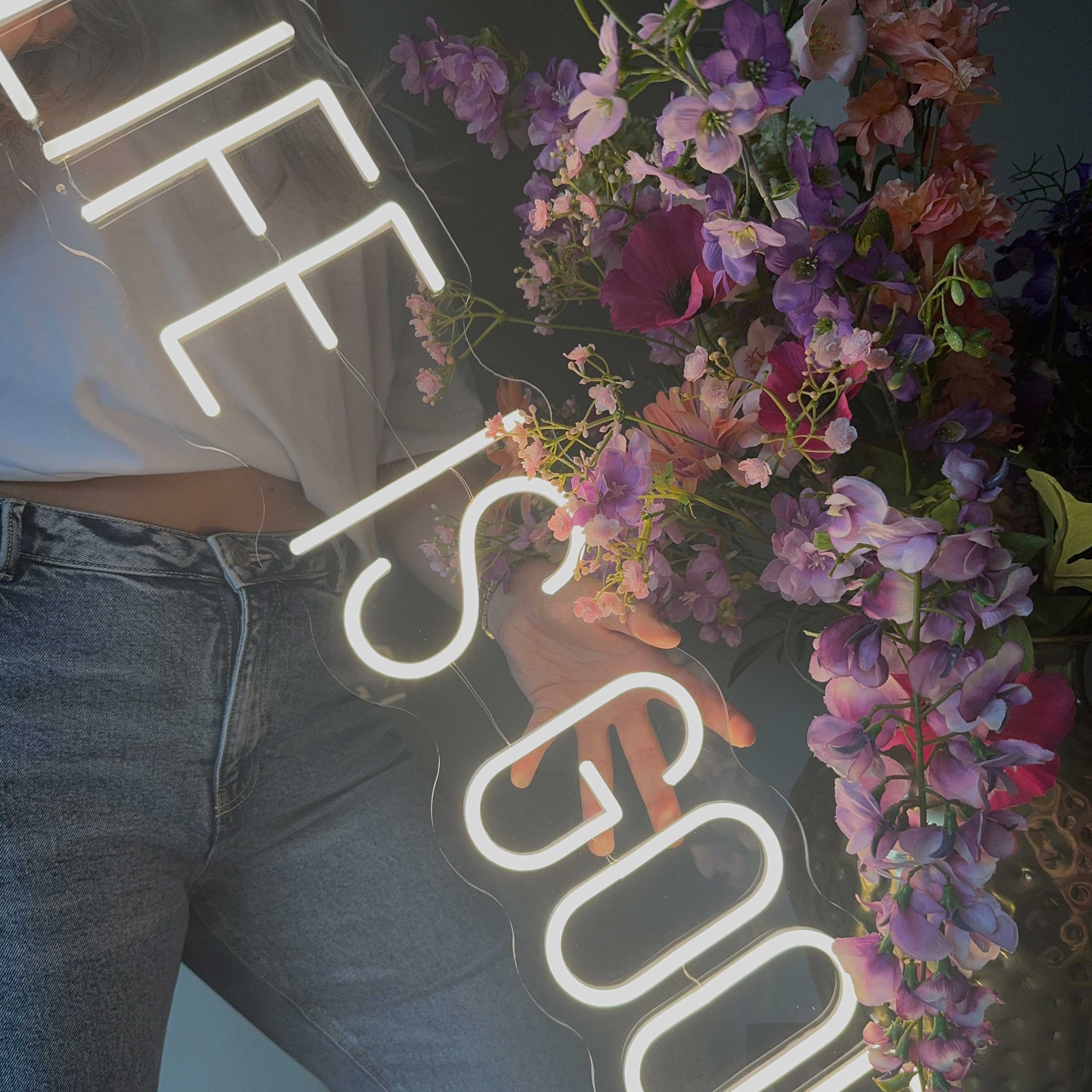 Insegna al neon Life is good