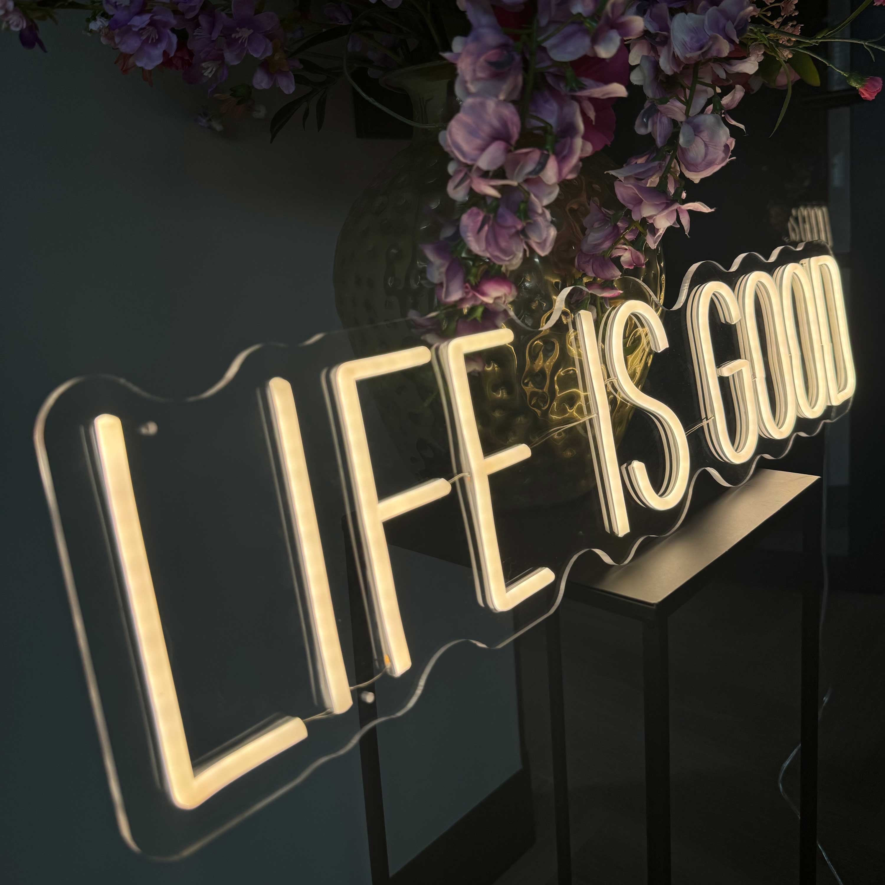 Insegna al neon Life is good