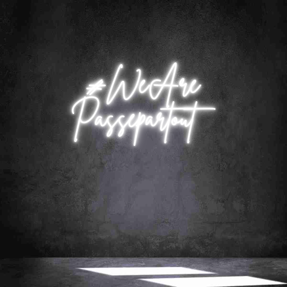 Neon personalizzato: #WeAre
Passe...