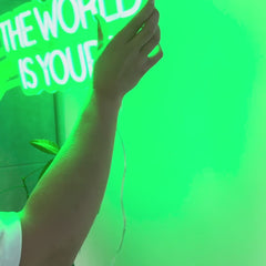 Insegna al neon The World Is Yours